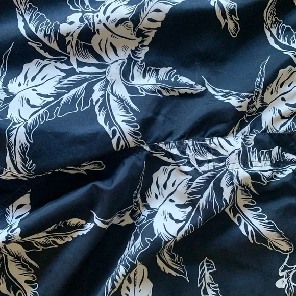 Men swimming trunk, printed white & blue. Size L & even maybe bigger. - Picture 2 of 6